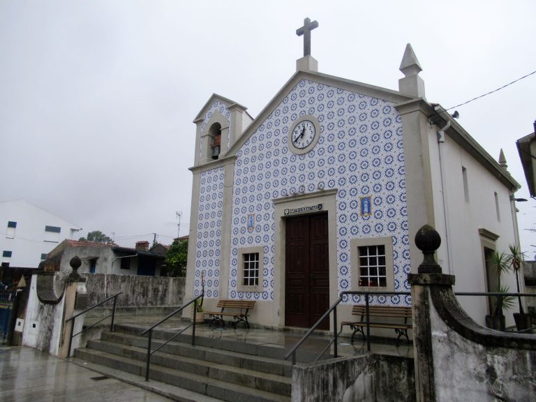 Capela do Mártir São Sebastião, datada de 1676 e onde têm lugar as festa em honra de São Sebastião em janeiro